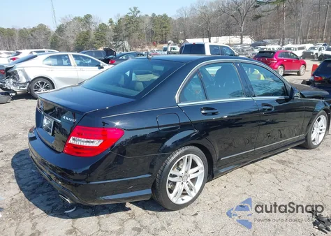 2013 Mercedes-Benz C 300 Sport 4Matic z USA, uszkodzony, nr VIN WDDGF8AB1DA797280